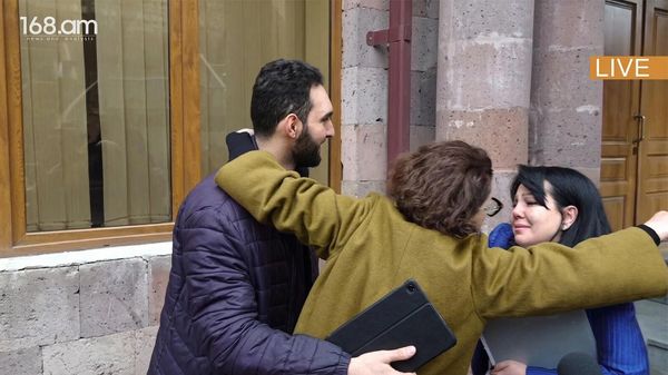Задержанных молодых людей выпустили из здания Следственного управления (31 марта 2026). Еревaн - Sputnik Արմենիա