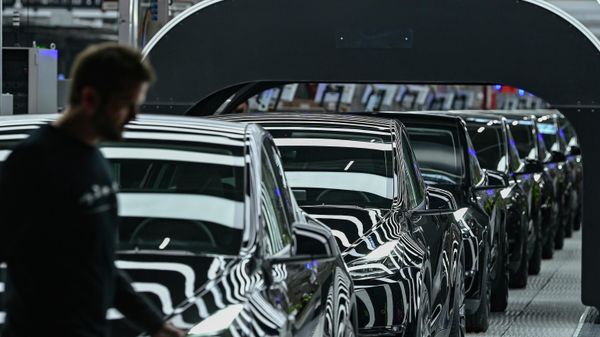 Электромобили Model Y стоят на конвейерной ленте на открытии завода Tesla в Берлине-Бранденбурге, в Грюнхайде, Германия - Sputnik Армения