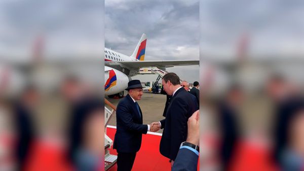Пашинян прилетел в Москву с картой Армении на лацкане пиджака - Sputnik Армения