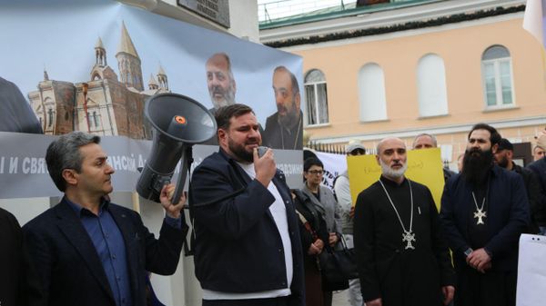 Акция протеста по случаю визита премьер-министра Армении Никола Пашиняна в РФ у здания посольства Республики Армения (1 апреля 2026). Москвa - Sputnik Армения