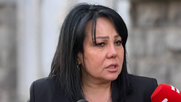 Адвокат Вардуи Элбакян отвечает на вопросы журналистов у здания Генпрокуратуры Армении (1 апреля 2026). Еревaн - Sputnik Армения