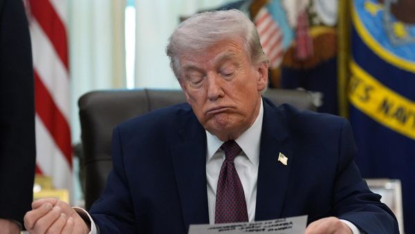 Президент США Дональд Трамп отвечает на вопросы журналистов после подписания указа в Овальном кабинете Белого дома (31 марта 2026). Вашингтон - Sputnik Армения