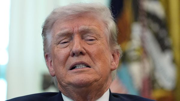 Президент США Дональд Трамп отвечает на вопросы журналистов после подписания указа в Овальном кабинете Белого дома (31 марта 2026). Вашингтон - Sputnik Армения