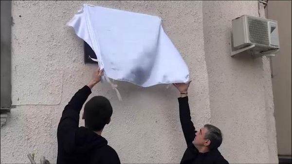 В Сухуме установили Мемориальную доску в честь Героя Абхазии Альберта Топольяна - Sputnik Армения