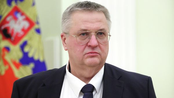 Заместитель председателя правительства РФ Алексей Оверчук перед началом встречи лидеров Армении и РФ (1 апреля 2026). Москвa - Sputnik Армения