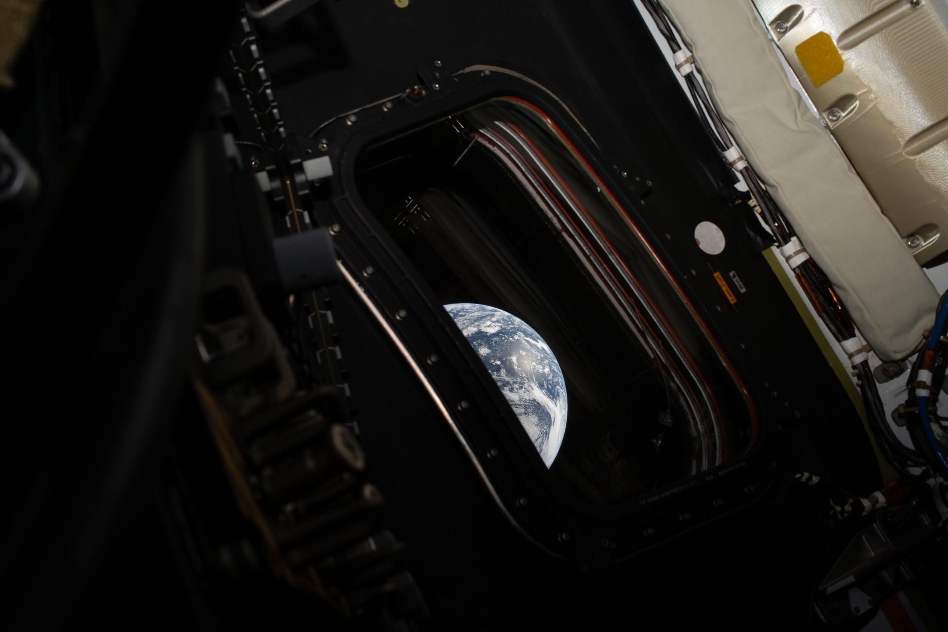 Фото Земли, сделанное командиром миссии Artemis II Рейдом Уайзменом - Sputnik Армения, 1920, 04.04.2026