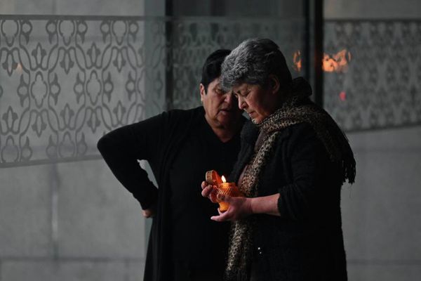 Կանայք նայում են վառվող կանթեղին - Sputnik Արմենիա