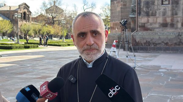 Директор информационной службы Эчмиадзина, иерей Есаи Артенян отвечает на вопросы журналистов (5 апреля 2026). Эчмиадзин - Sputnik Армения