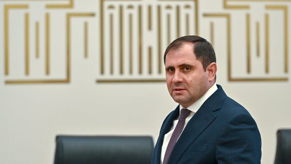 Министр обороны Сурен Папикян перед началом заседания постоянных комиссий НС по обсуждению госбюджета 2026 (3 ноября 2025). Еревaн - Sputnik Армения
