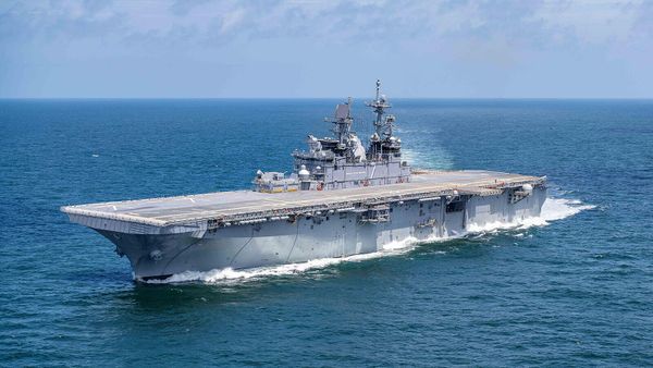 Десантный корабль ВМС США USS Tripoli (LHA-7) проводит ходовые испытания в Мексиканском заливе (15 июля 2019) - Sputnik Армения
