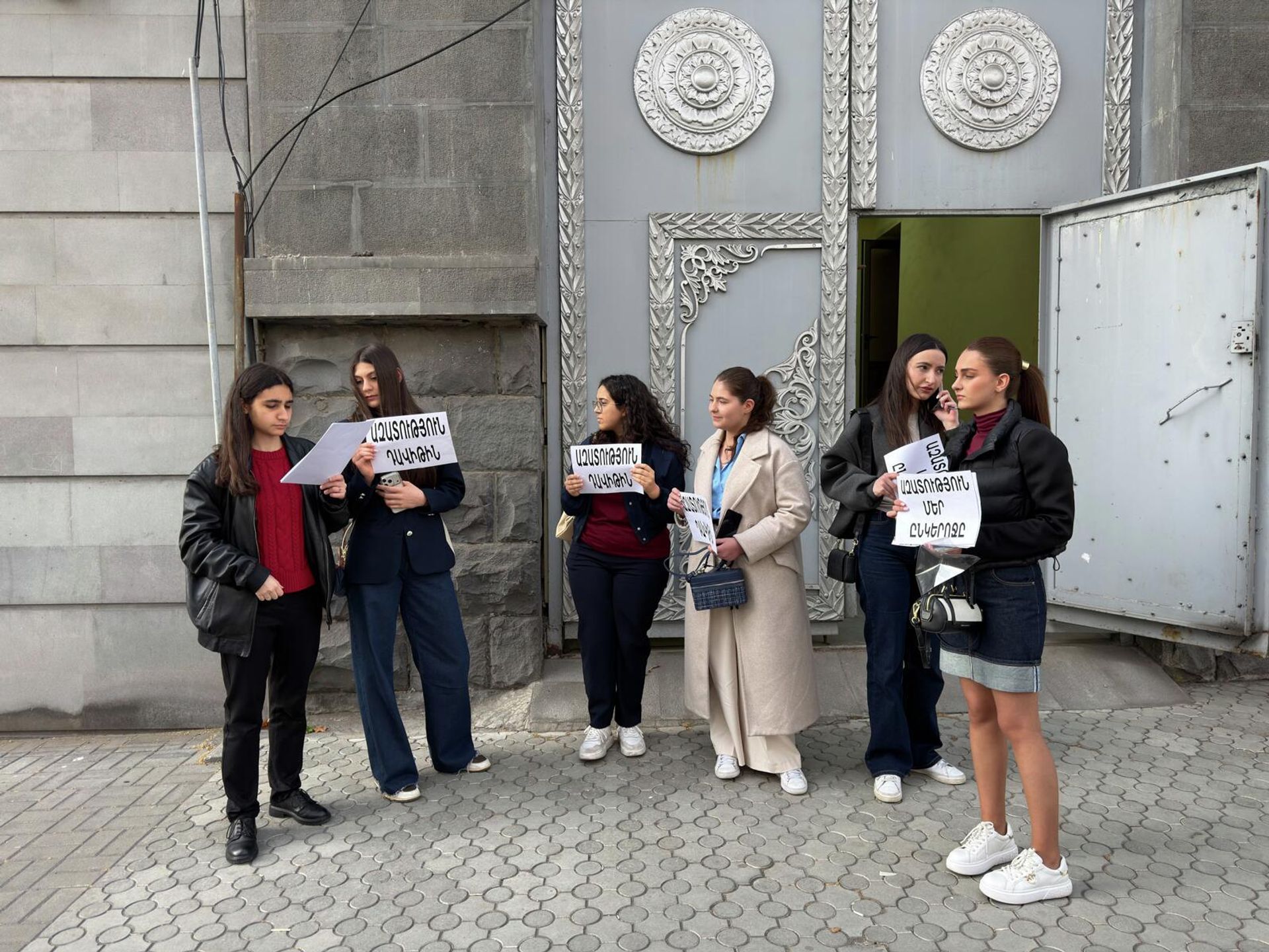 Одноклассники 18-летнего Давида Минасяна, арестованного после инцидента в церкви Св.Анны в Ереване, проводят акцию протеста у здания Генпрокуратуры (6 апреля 2026). Еревaн Одноклассники 18-летнего Давида Минасяна, арестованного после инцидента в церкви Св.Анны в Ереване, проводят акцию протеста у здания Генпрокуратуры (6 апреля 2026). Еревaн - Sputnik Армения, 1920, 06.04.2026