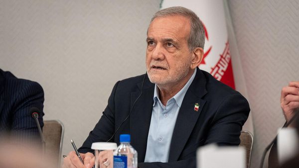 Президент Ирана Масуд Пезешкиан отвечает на вопросы журналистов во время брифинга (26 сентября 2025). Нью-Йорк - Sputnik Армения