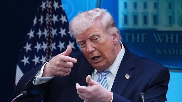 Президент США Дональд Трамп делает вид, что целится из снайперской винтовки, во время беседы с журналистами в зале для пресс-брифингов в Белом доме (6 апреля 2026). Вашингтон - Sputnik Армения