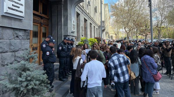 Акция в поддержку 18-летнего Давида Минасяна, арестованного после инцидента в церкви Св.Анны (9 апреля 2026). Еревaн - Sputnik Армения