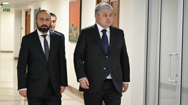 Глава МИД Арарат Мирзоян на встрече с казахским коллегой Ермеком Кошербаевым (9 апреля 2026). Еревaн - Sputnik Արմենիա