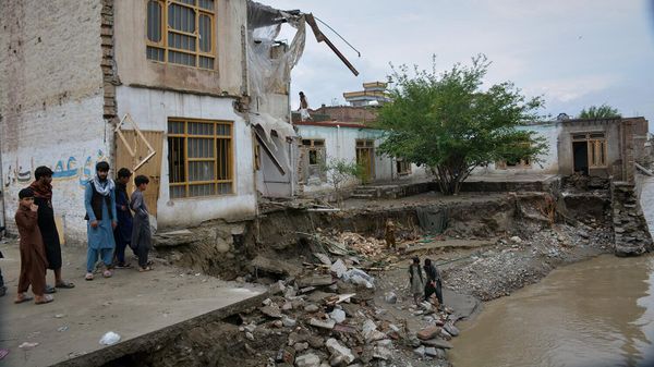 Жители осматривают здание, частично обрушившееся в результате сильного наводнения в Джелалабаде (4 апреля 2026). Афганистан - Sputnik Армения