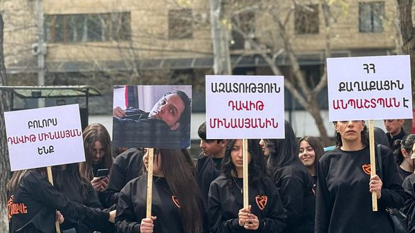 Молодежное крыло Айакве проводит молчаливую акцию в поддержку Давида Минасяна у церкви Святой Анны (12 апреля 2026). Еревaн - Sputnik Армения