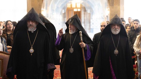 Католикос Гарегин Второй принял молодых людей, прибывших в паломничество из различных епархий ААЦ во главе со своими духовными пастырями (12 апреля 2026). Эчмиадзин - Sputnik Армения
