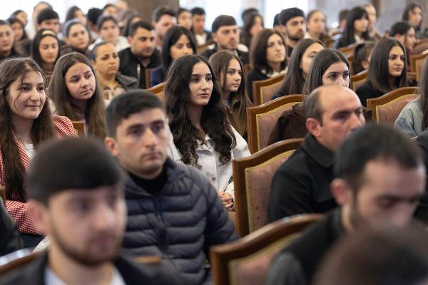 Մայր աթոռ Սուրբ Էջմիածին ուխտի եկած երիտասարդների հետ հանդիպման ժամանակ - Sputnik Արմենիա