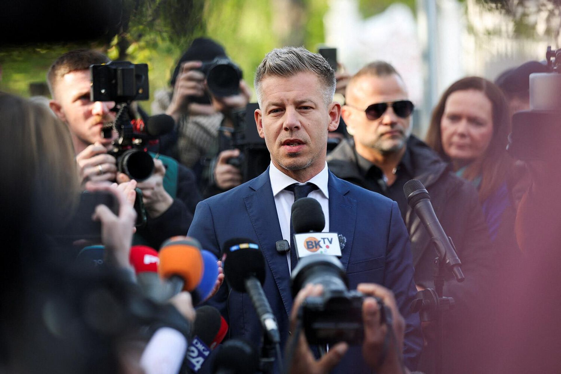 Лидер оппозиционной партии Тиса Петер Мадьяр беседует с журналистами после голосования на парламентских выборах в Венгрии (12 апреля 2026). Будапешт - Sputnik Արմենիա, 1920, 12.04.2026