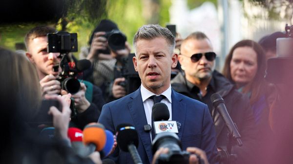 Лидер оппозиционной партии Тиса Петер Мадьяр беседует с журналистами после голосования на парламентских выборах в Венгрии (12 апреля 2026). Будапешт - Sputnik Армения
