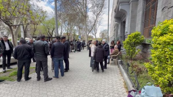 Карабахжы устроили акцию протеста перед Генпрокуратурой Армении  - Sputnik Армения