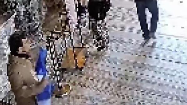Два греческих туриста, развернувшие в соборе Святой Софии в Стамбуле византийский флаг, были арестованы - Sputnik Армения