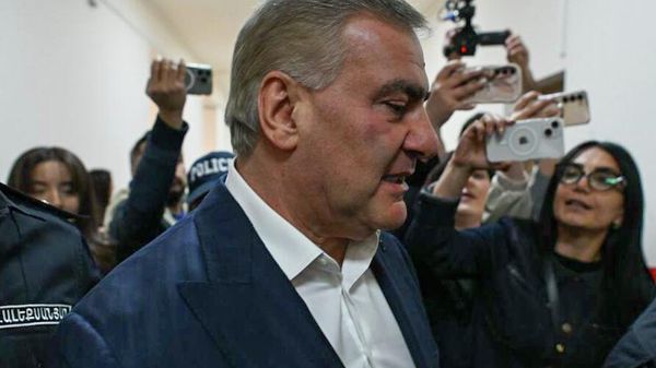 Самвел Карапетян прибывает в Антикоррупционный суд (17 апреля 2026). Еревaн - Sputnik Армения