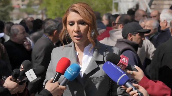 Гоар Мелоян отвечает на вопросы журналистов у во время митинга в поддержку Самвела Карапетяна (17 апреля 2026). Еревaн - Sputnik Армения