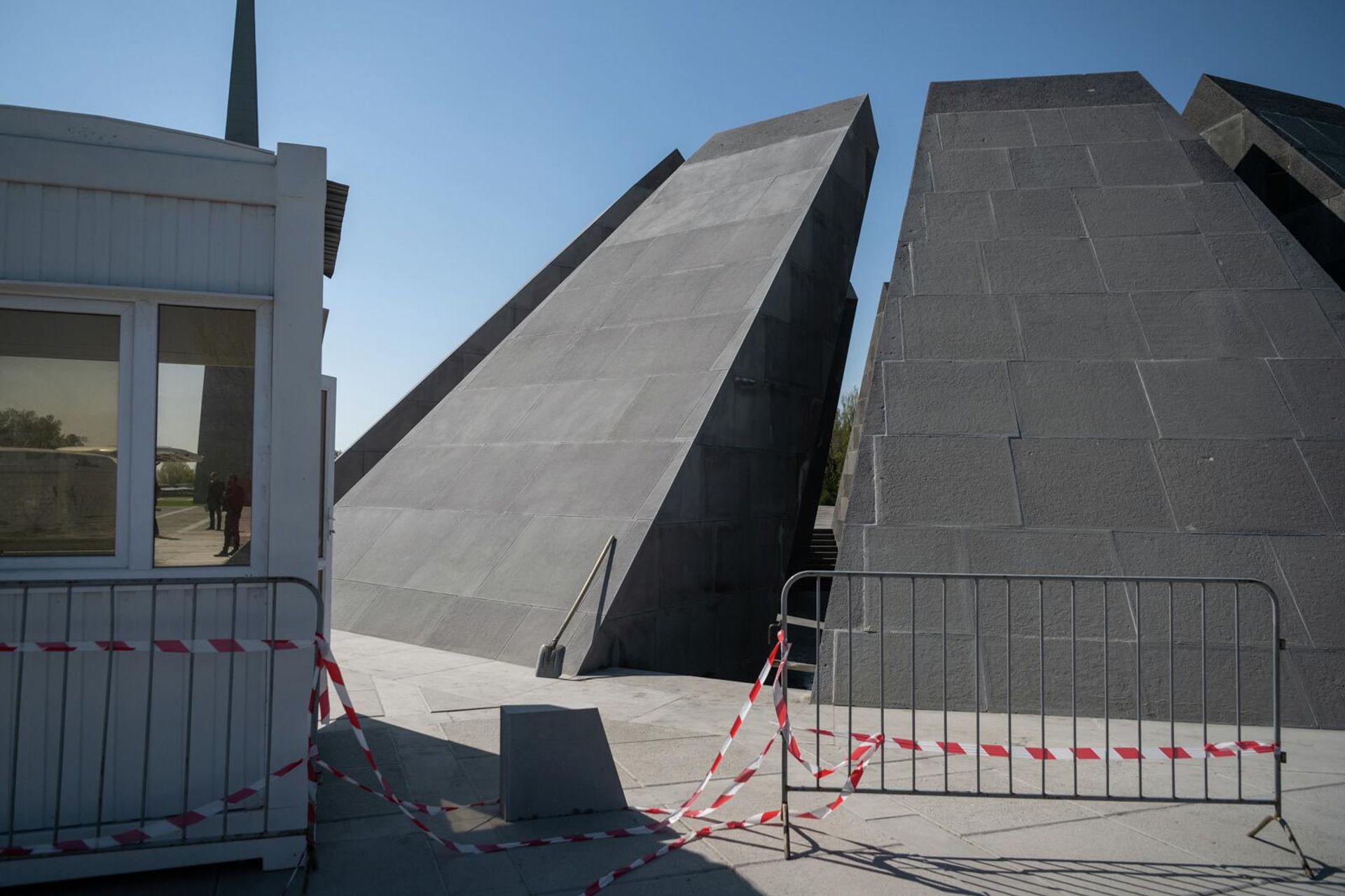 Ремонтные работы в на территории Мемориала Геноцида армян в Цицернакаберде - Sputnik Армения, 1920, 19.04.2026
