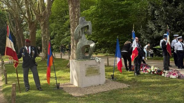 Посол Армении во Франции Арман Хачатрян принял участие в официальной церемонии, посвященной 111-й годовщине Геноцида армян (18 апреля 2026). Антони - Sputnik Армения