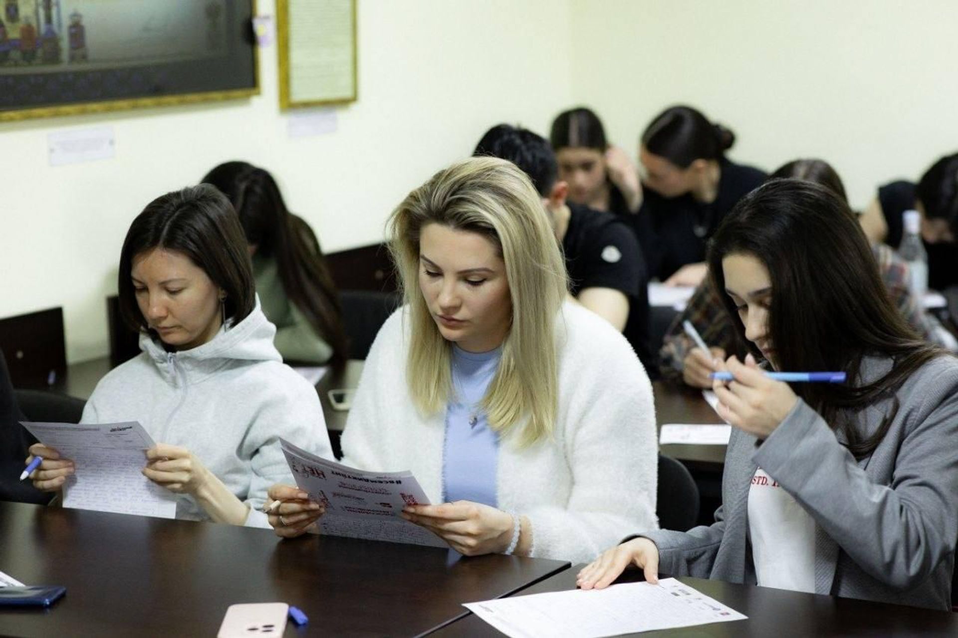 Участники ежегодной просветительской акции пишут Тотальный диктант (18 апреля 2026). Армения - Sputnik Армения, 1920, 19.04.2026