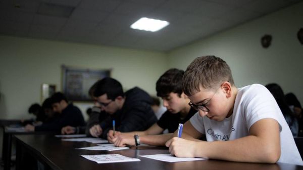 Участники ежегодной просветительской акции пишут Тотальный диктант (18 апреля 2026). Армения - Sputnik Армения