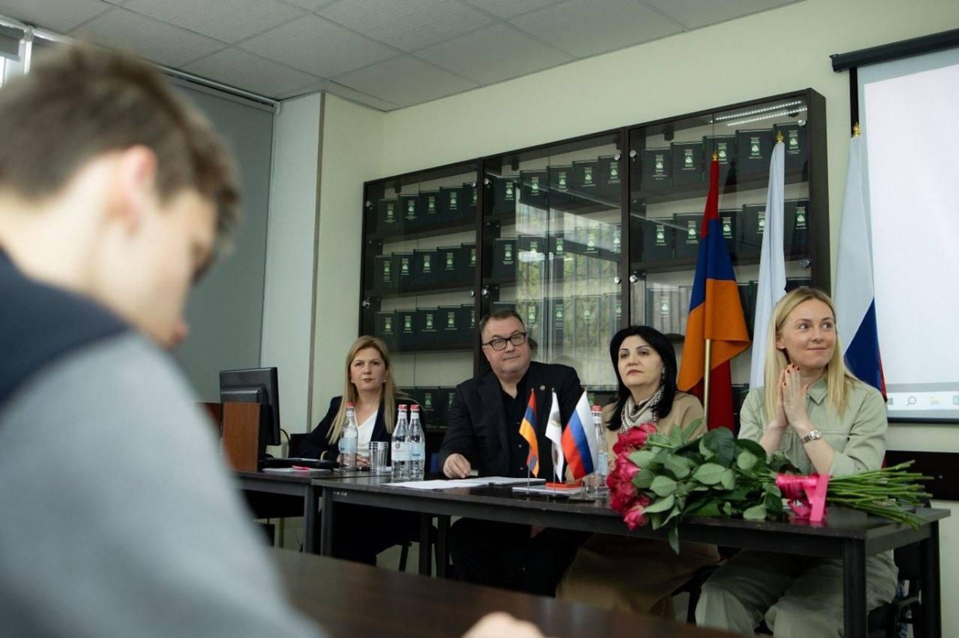 Глава Русского дома в Армении Вадим Фефилов наблюдает, как участники ежегодной просветительской акции пишут Тотальный диктант (18 апреля 2026). Армения - Sputnik Армения, 1920, 19.04.2026