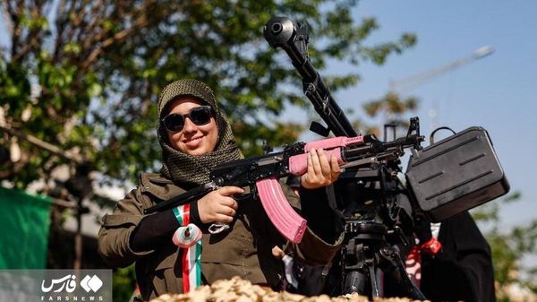 Розовая военная техника на улицах Ирана — вчера в стране отмечали национальный День девочек - Sputnik Армения