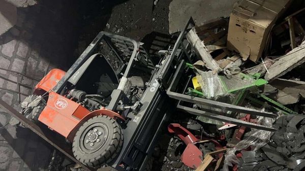 Последствия обрушения одного из магазинов на улице Мелкумова (20 апреля 2026). Еревaн - Sputnik Армения