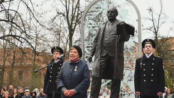 Торжественное открытие памятника Аветику Игнатьевичу Бурназяну на территории Федерального медицинского биофизического центра имени А.И. Бурназяна (20 апреля 2026). Москвa - Sputnik Армения