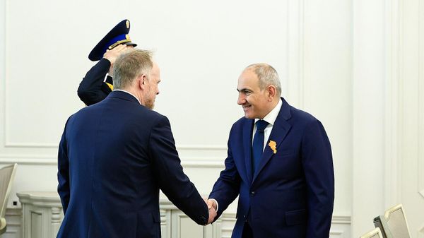 Քևին Համիլթոնը և Նիկոլ Փաշինյանը - Sputnik Արմենիա