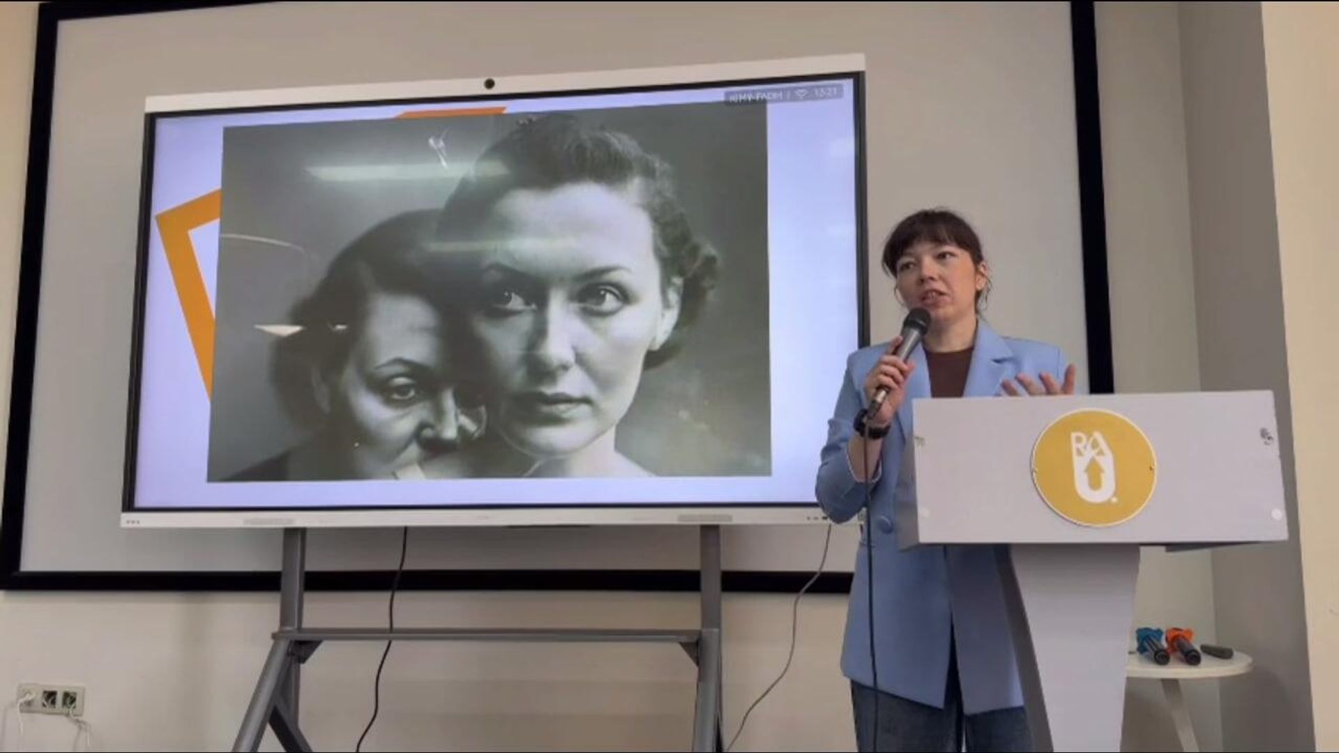 Cтарший редактор службы визуальных проектов РИА Новости и преподаватель факультета журналистики МГУ Екатерина Волкова показывает на семинаре РАУ знаменитое фото Мхитара Хачатряна Мадонна двадцатого века (21 апреля 2026). Еревaн - Sputnik Արմենիա, 1920, 22.04.2026