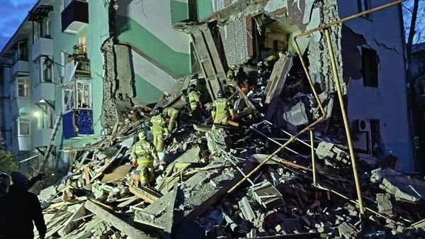 Подъезд жилого дома частично обрушился в Сызрани из-за атаки дронов (22 апреля 2026). Самарская область - Sputnik Армения