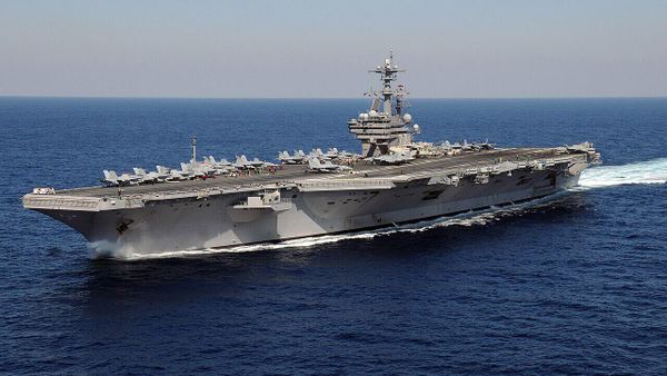 Авианосец USS George H.W. Bush во время комплексных учений (29 января 2011). Атлантический океан - Sputnik Армения