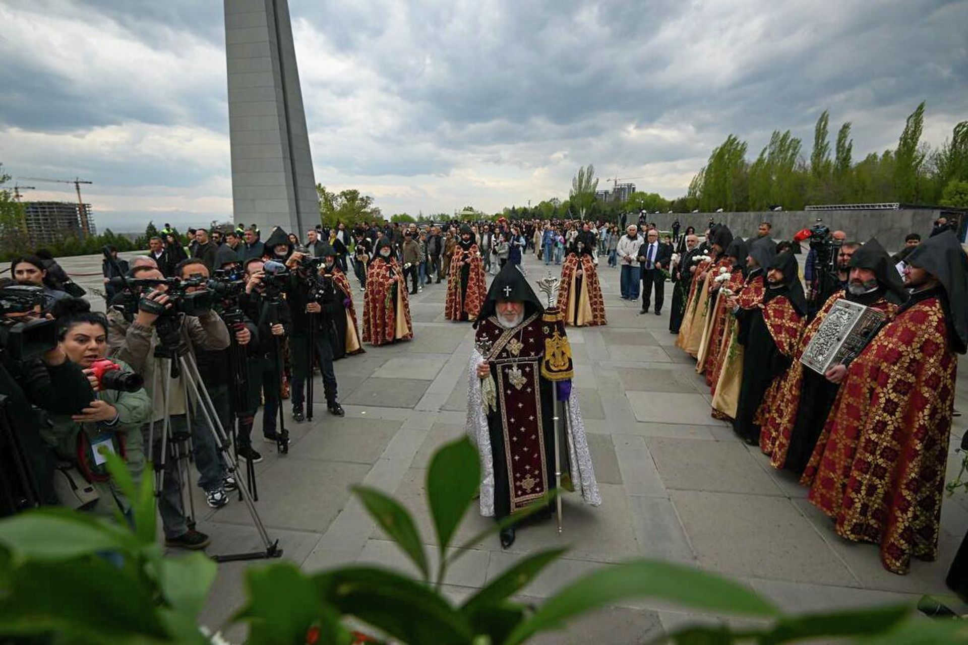 Католикос Гарегин II в сопровождении иерархов в мемориальном комплексе Цицернакаберд (24 апреля 2026). Еревaн - Sputnik Արմենիա, 1920, 24.04.2026