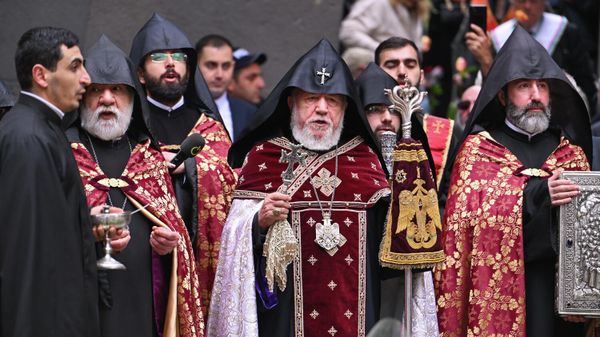 Католикос Гарегин II в сопровождении иерархов в мемориальном комплексе Цицернакаберд (24 апреля 2026). Еревaн - Sputnik Армения