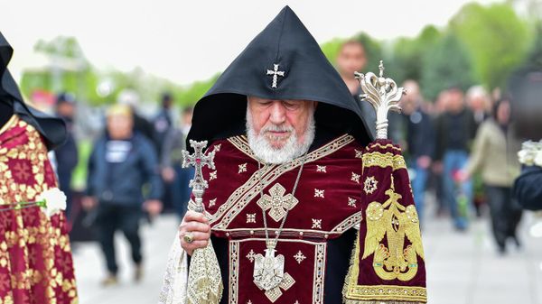Католикос Гарегин II в сопровождении иерархов в мемориальном комплексе Цицернакаберд (24 апреля 2026). Еревaн - Sputnik Армения