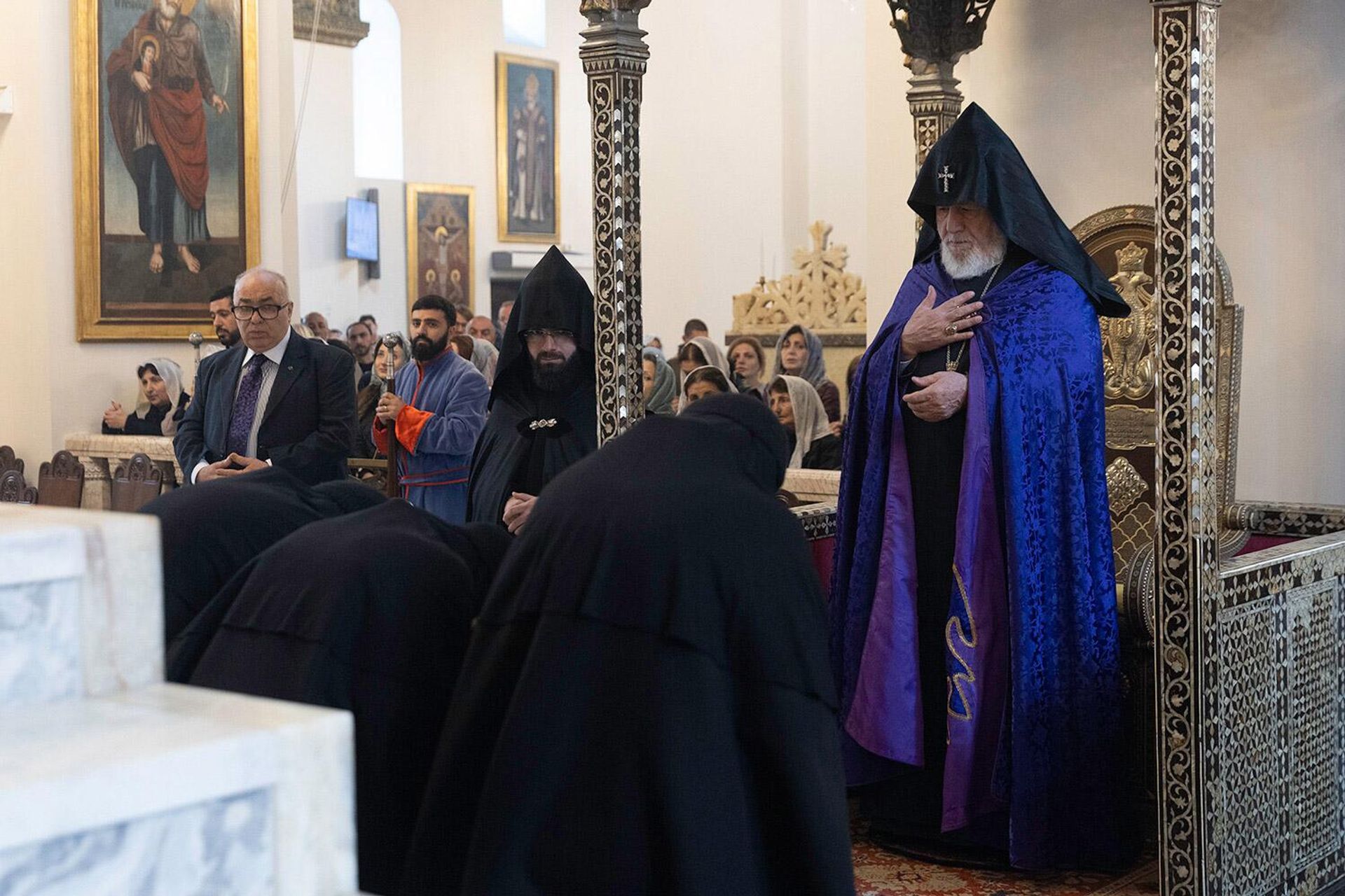 Под председательством Католикоса Гарегина Второго в Эчмиадзинском кафедральном соборе была отслужена литургия по случаю Дня памяти святых мучеников Геноцида армян (24 апреля 2026). Эчмиадзин - Sputnik Արմենիա, 1920, 24.04.2026