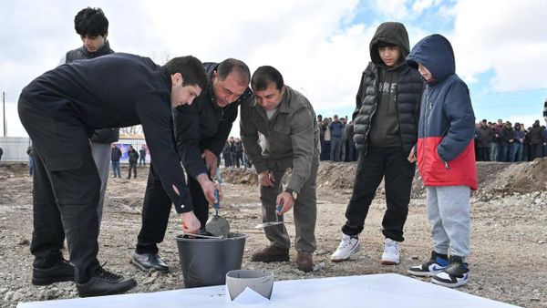 Премьер-министр Никол Пашинян принял участие в официальной церемонии закладки первого камня спортивной школы имени Малхаса и Романа Амояна (25 апреля 2026). Алагяз - Sputnik Армения