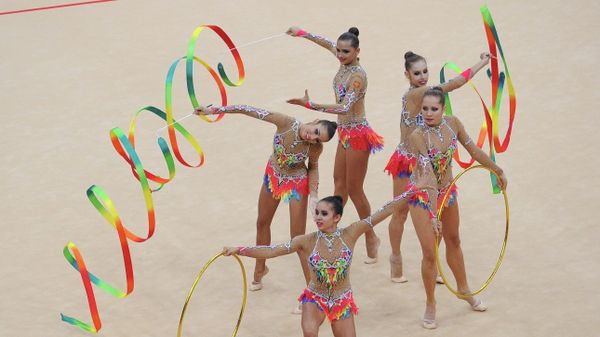 Российские гимнастки выполняют упражнения с лентами и обручами во время финальных групповых соревнований по художественной гимнастике на XXX летних Олимпийских играх (12 августа 2012). Лондон - Sputnik Армения