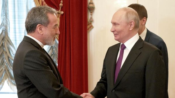 Путин встретился с главой МИД Ирана Аббасом Аракчи (27 апреля 2026). Москва - Sputnik Армения