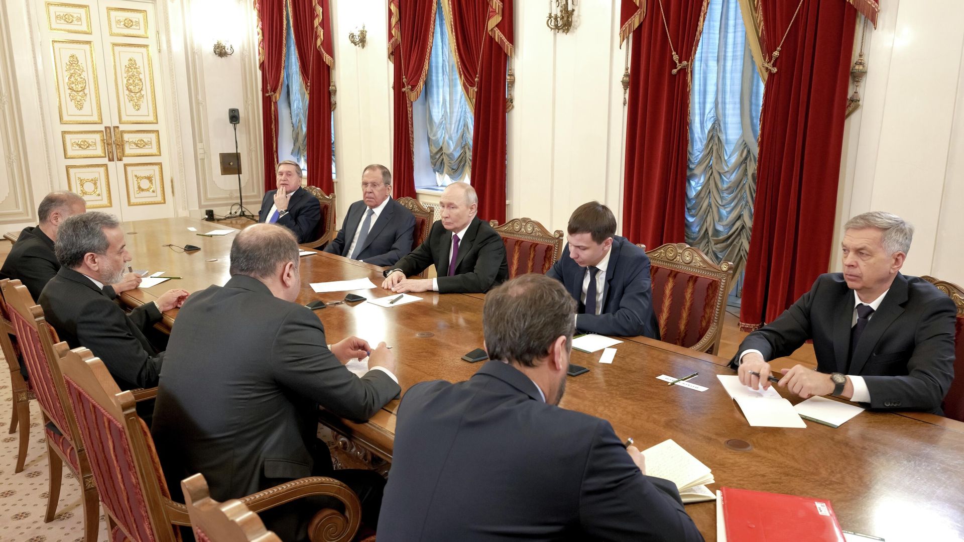 Путин проводит встречу с главой МИД Ирана Аббасом Аракчи (27 апреля 2026). Москва Путин проводит встречу с главой МИД Ирана Аббасом Аракчи (27 апреля 2026). Москва - Sputnik Армения, 1920, 27.04.2026