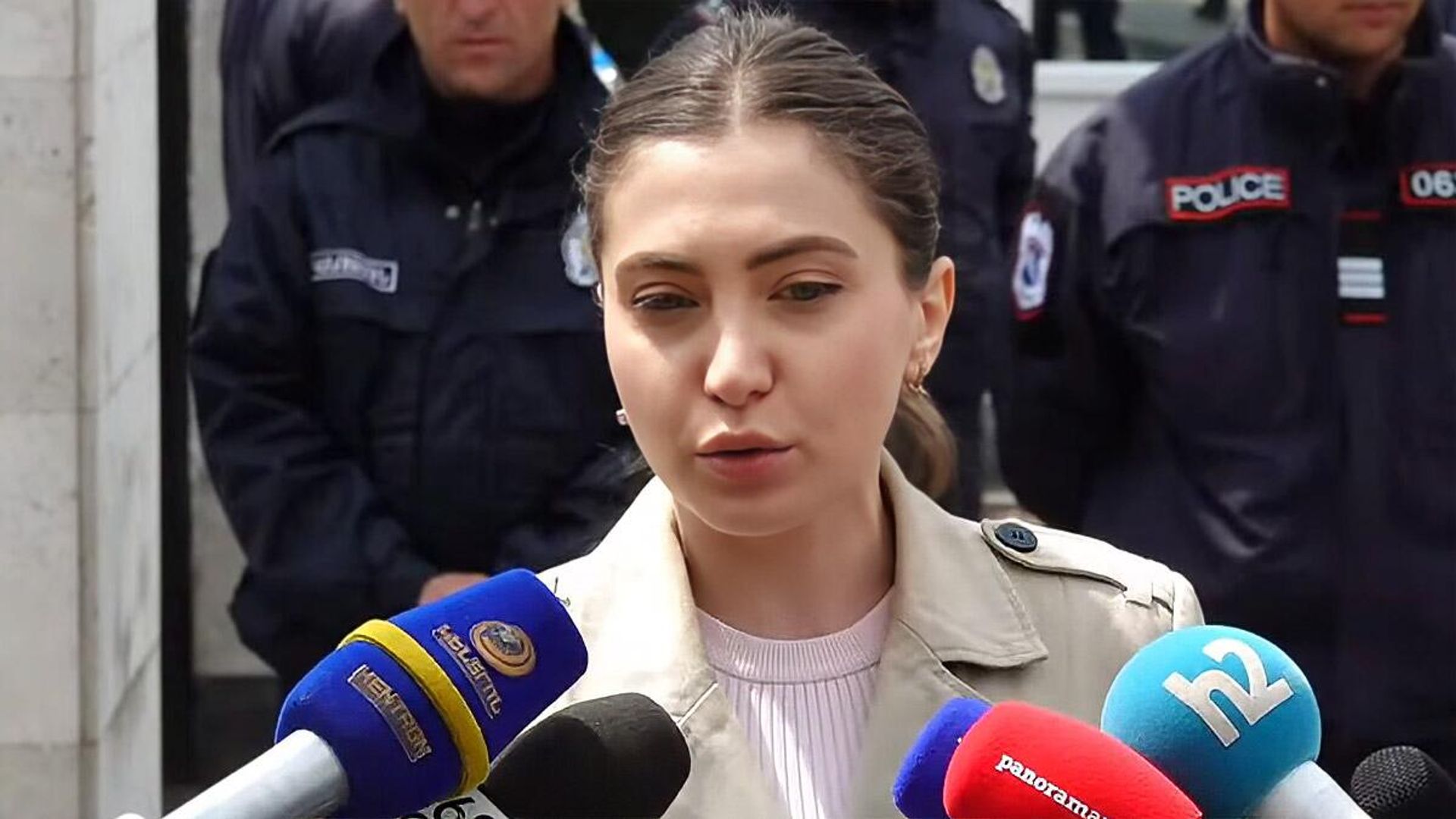 Анна Мкртчян отвечает на вопросы журналистов во время акции протеста у офиса представительства ЕС в Армении (29 апреля 2026). Еревaн - Sputnik Արմենիա, 1920, 29.04.2026